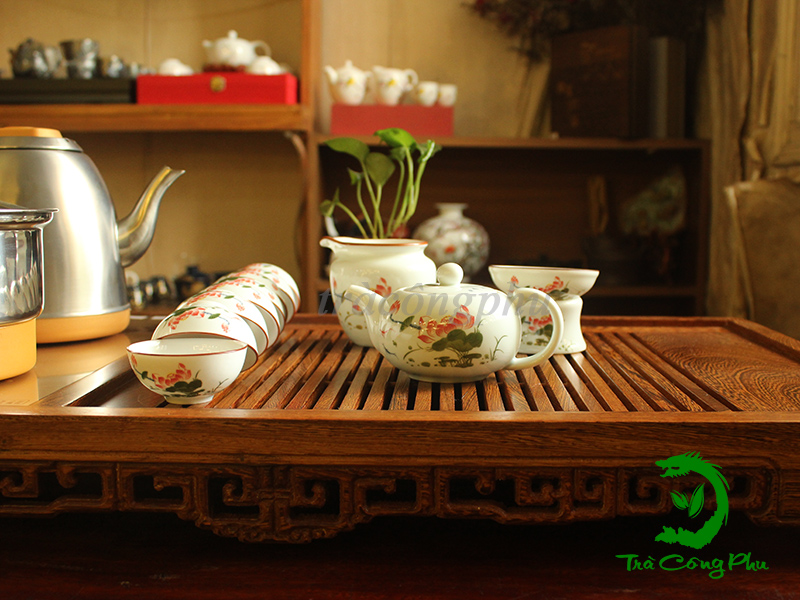 Bộ ấm chén bao gồm 1 ấm và 8 chén, 1 tống chuyên trà, 01 phễu lọc